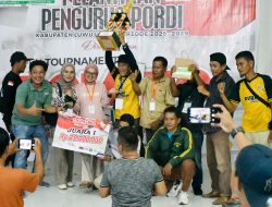 Bupati Luwu Utara Serahkan Hadiah Juara I Domino Cup 2025 ke Gardu Tolangi