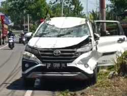 Toyota Rush Asal Luwu Utara Terjun ke Empang di Maros Dua Penumpang Luka