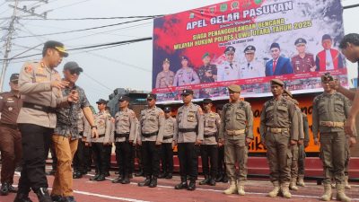 Kapolres Luwu Utara Serahkan Perahu Rakitan untuk Antisipasi Banjir
